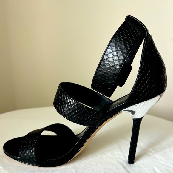 Michael Kors Amal Sandal Size 7 Black Embossed Leather & Silver NIB - Picture 6 of 7